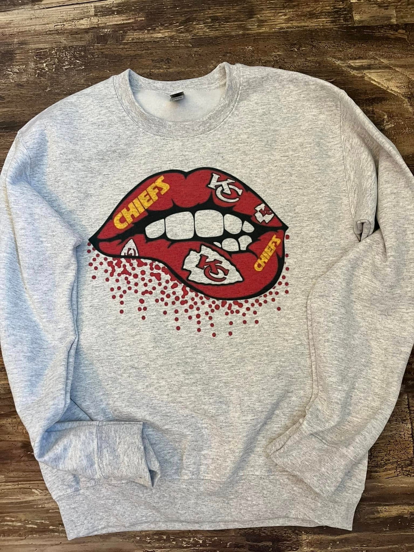 CHIEFS KANSAS CITY LIPS CREWNECK SWEATSHIRT